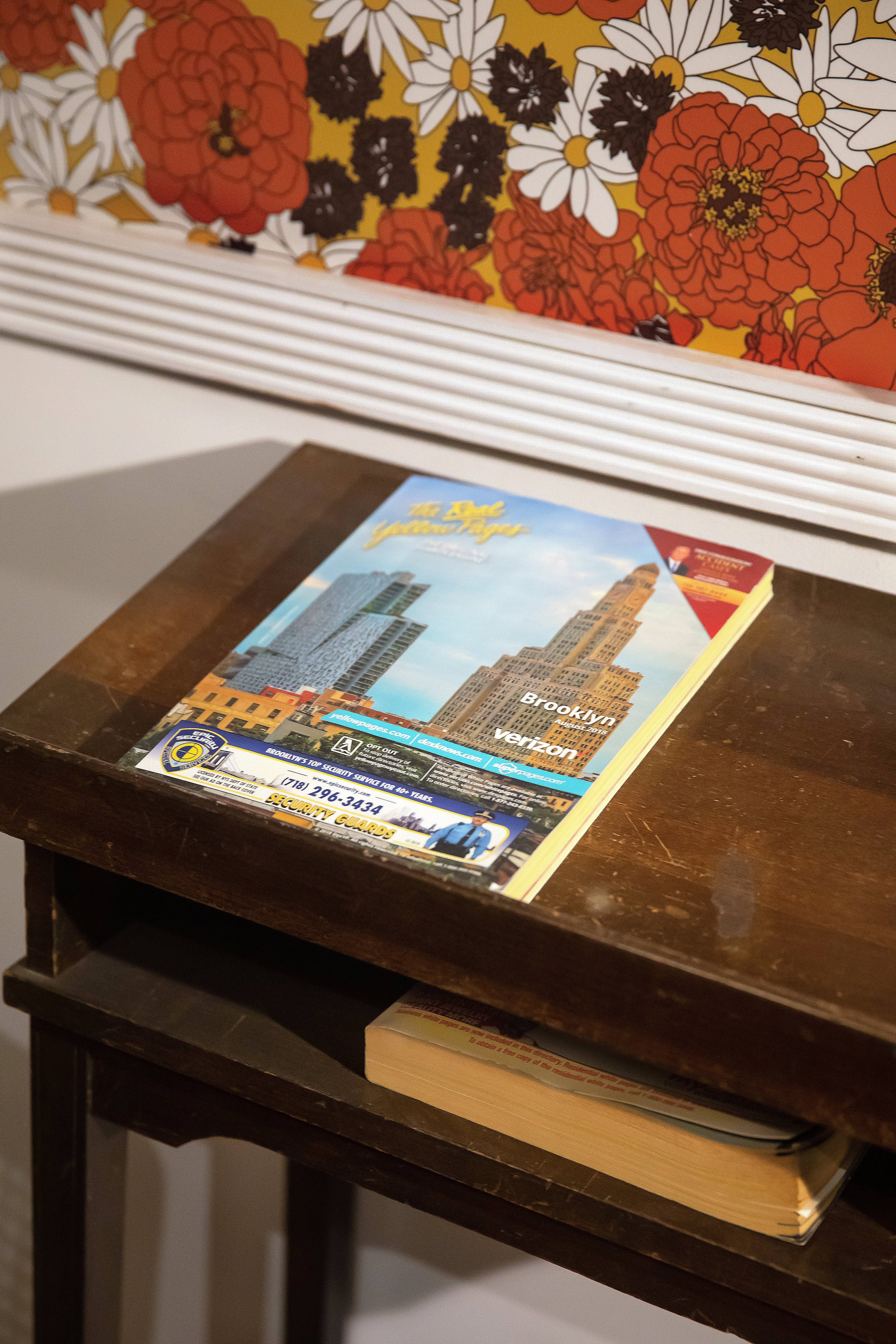Byreiseguide på et trebord, som viser en skyline i sentrum på forsiden