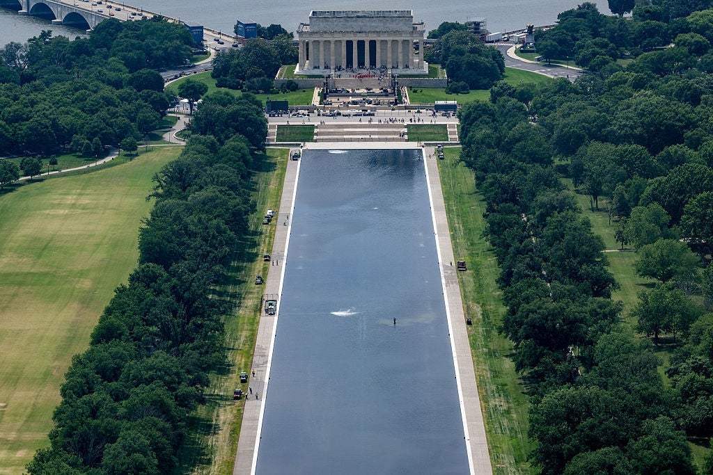 Luftfoto av Lincoln Memorial, Reflecting Pool og det omkringliggende landskapet, og gir en naturskjønn og ikonisk utsikt over Washington, DC