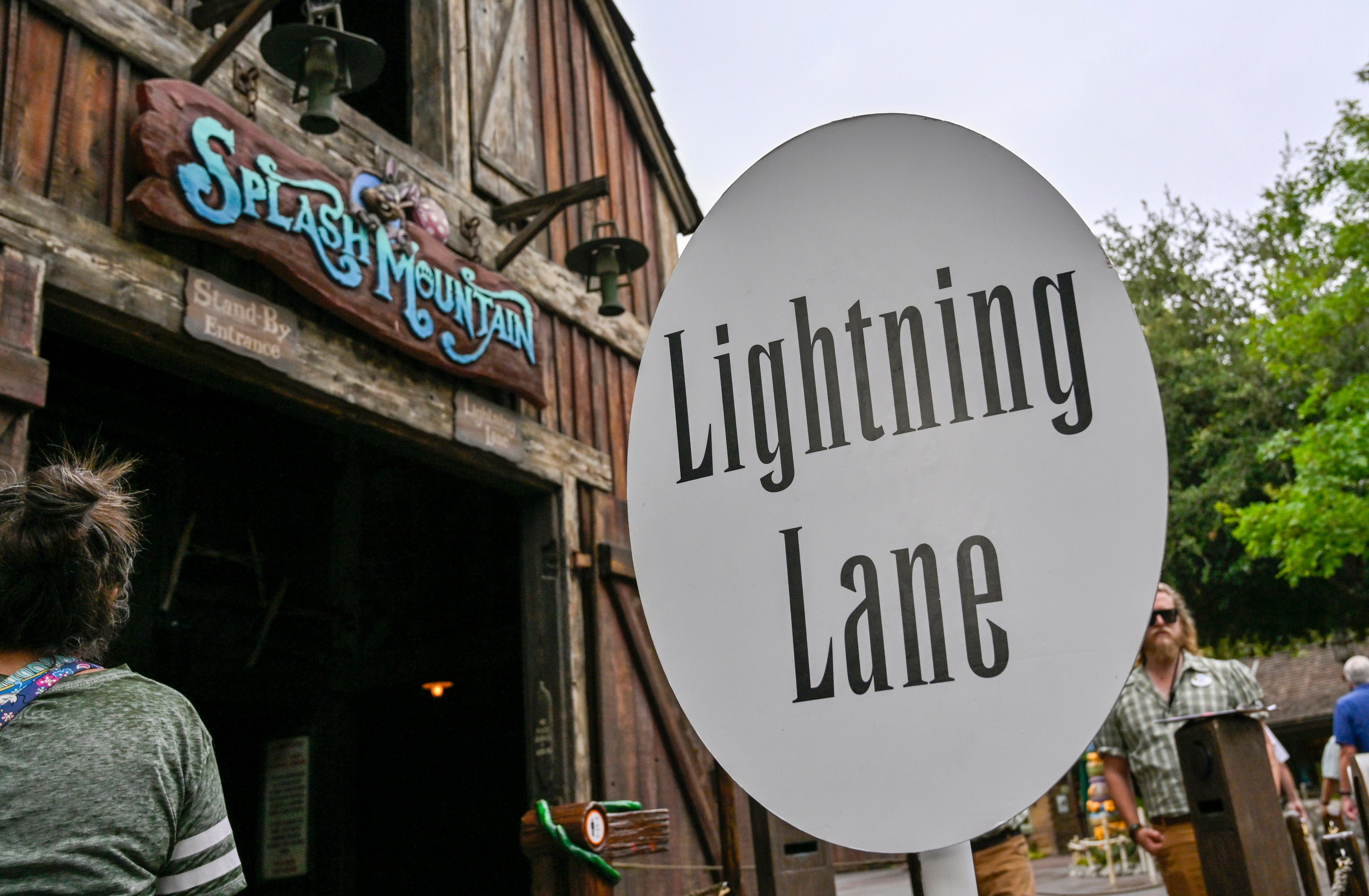 Sign speechmaking "Lightning Lane" extracurricular Splash Mountain entrance, indicating a faster queue line