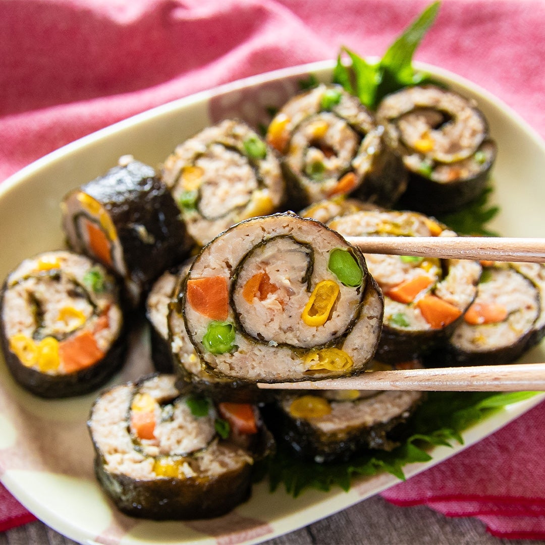 海苔にひき肉を塗って巻くだけ！断面がかわいい「のり巻きつくね