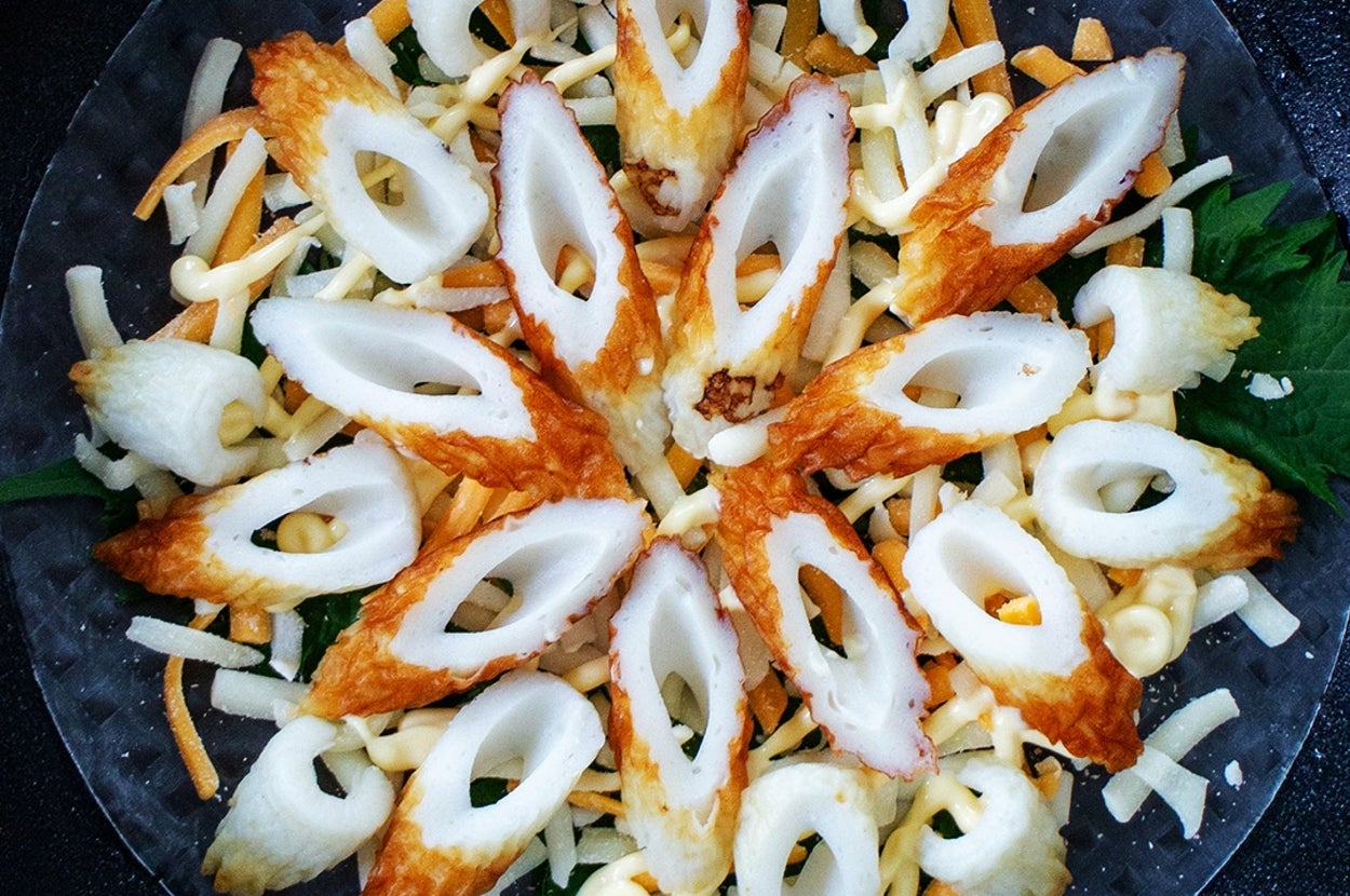 料理の写真。竹輪がトッピングされたチーズ入りの料理。