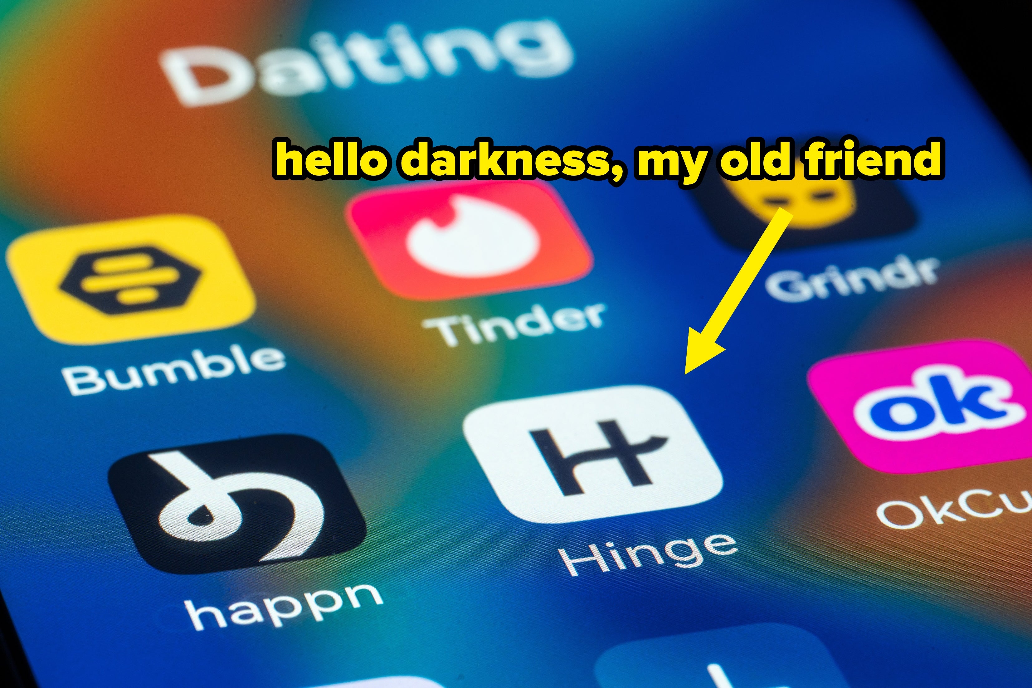 Nærbilde av en smarttelefonskjerm som viser forskjellige datingappikoner, inkludert Bumble, Tinder, Grindr, Happn, Hinge og OkCupid