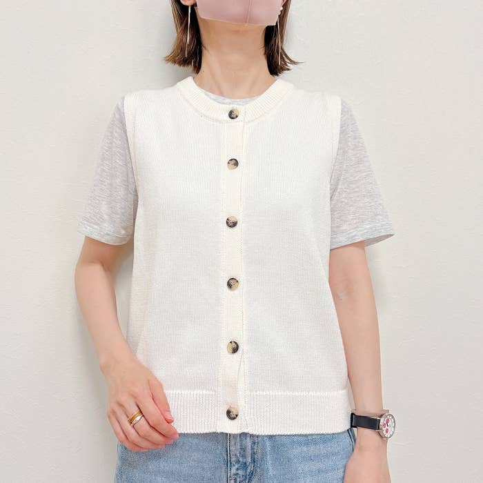 GU（ジーユー）の「フロントボタンセーター（ノースリーブ）Q」身長162cm女性でMサイズを着用。