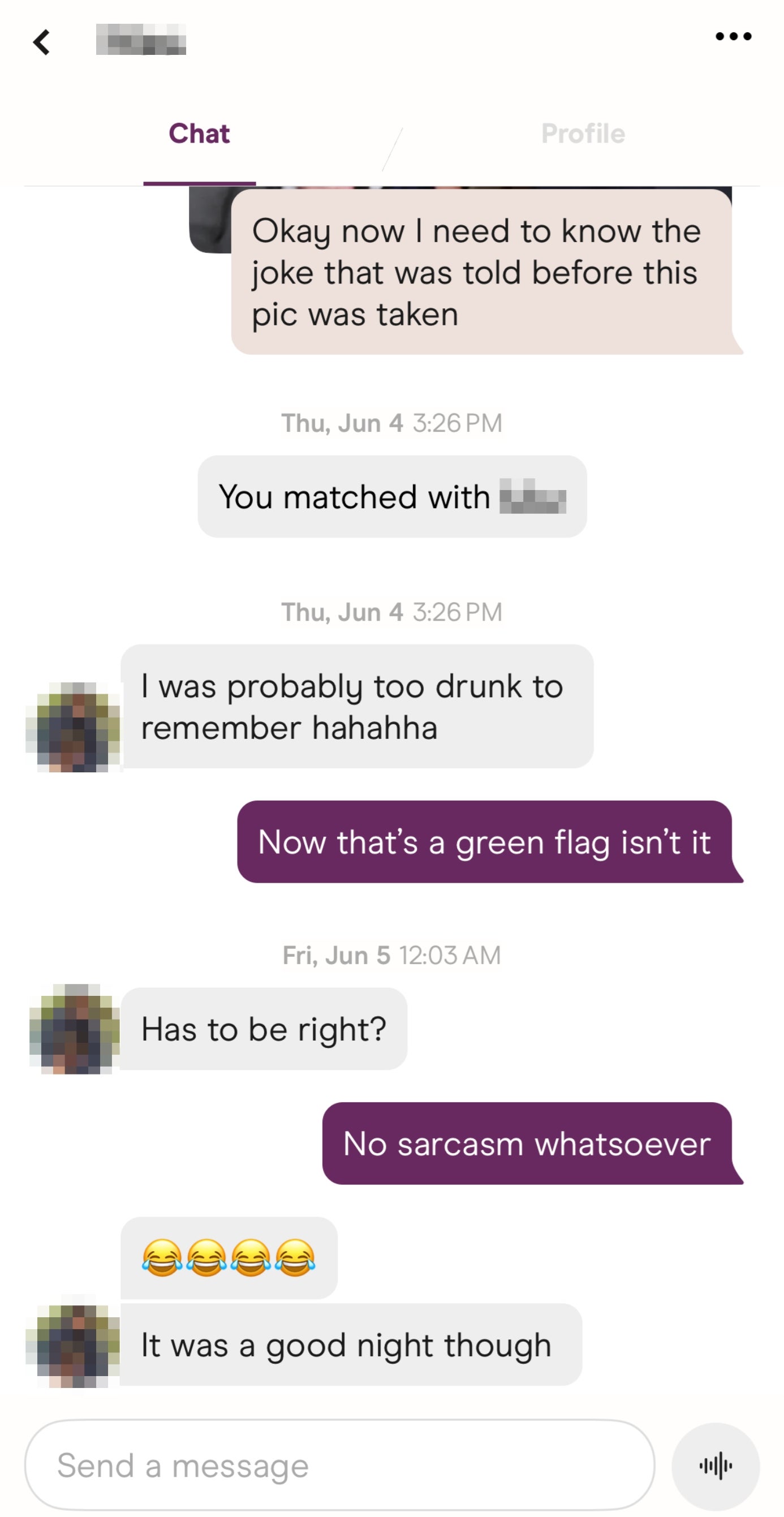 Skjermbilde av en dating-app-chat som diskuterer et tidligere fyllmøte som et positivt tegn, etterfulgt av latter og gode erindring
