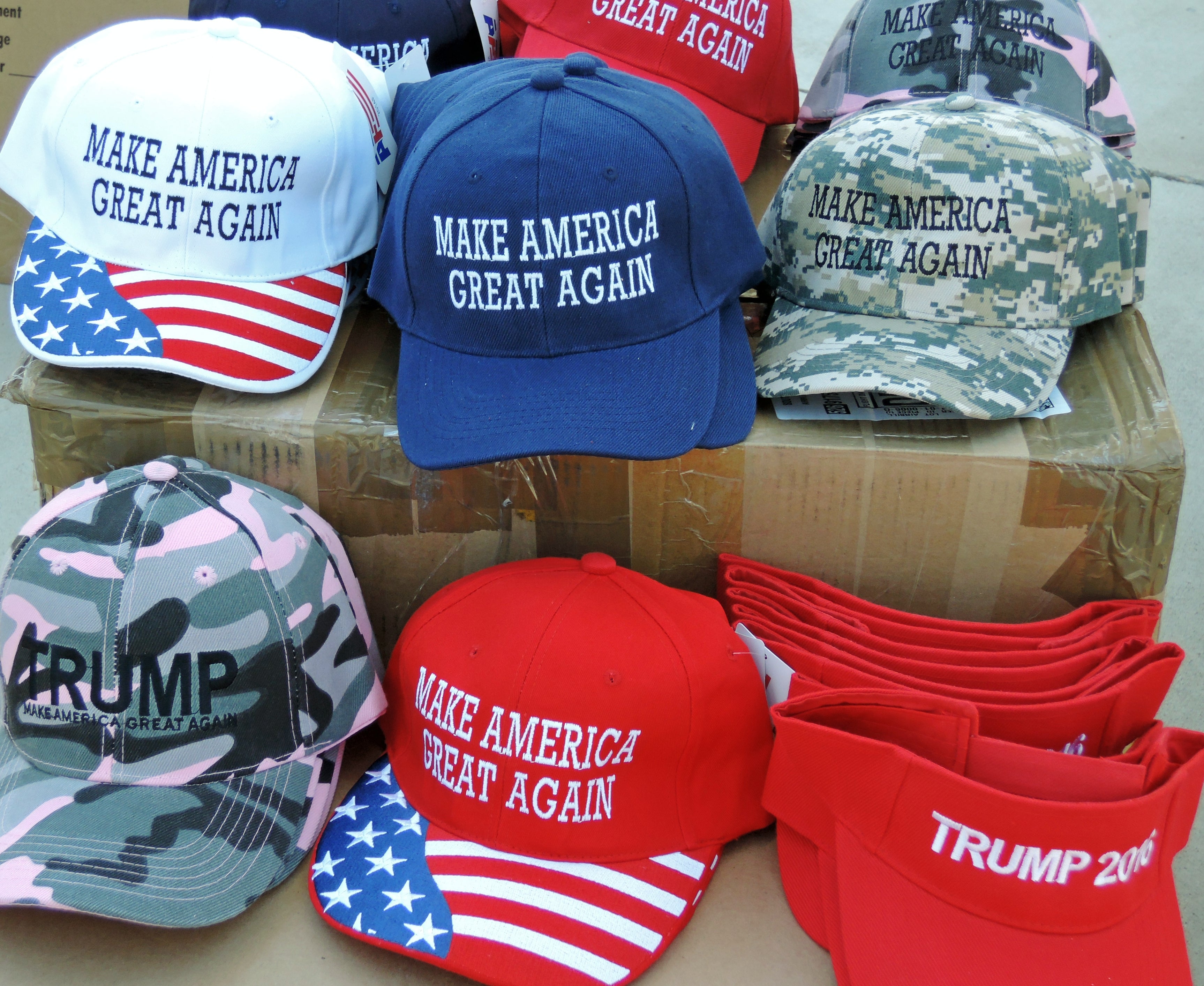 Ulike "Make America Great Again" hatter i forskjellige mønstre, sammen med røde visirer merket 