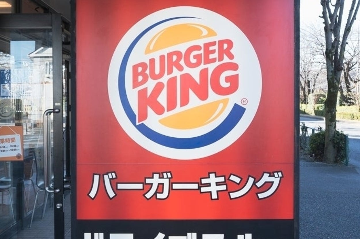 バーガーキングのドライブスルーの看板が外に設置されている。