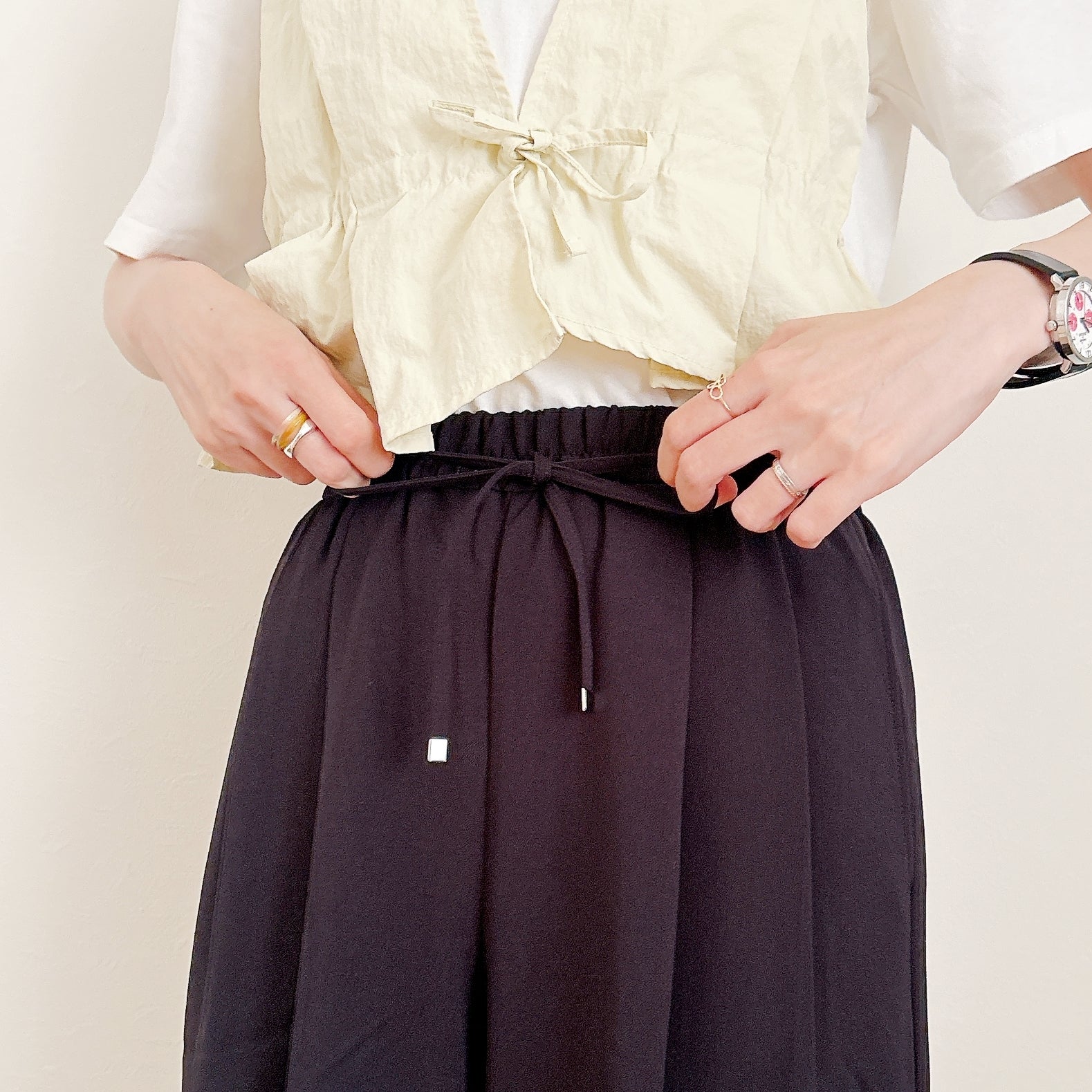 GU（ジーユー）の「ドレープワイドパンツ（丈標準66.0～70.0cm）」身長162cm女性でSサイズを着用。ウエストのクローズアップ。