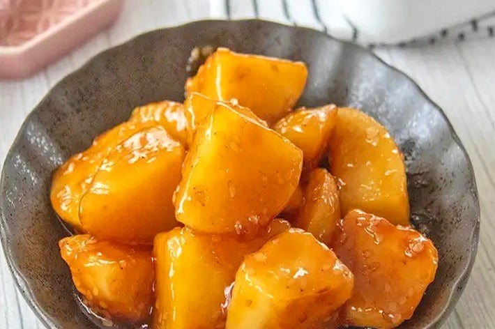 皿に盛られた照り焼きポテトの料理。食欲をそそる光沢があり、美味しそうに見える。