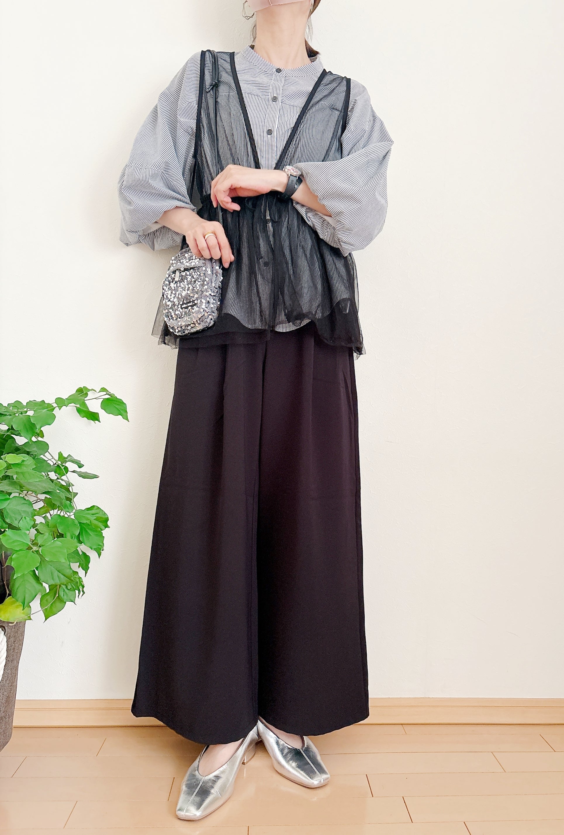GU（ジーユー）の「ドレープワイドパンツ（丈標準66.0～70.0cm）」身長162cm女性でSサイズを着用。シャツとパンプスを合わせたコーディネート。