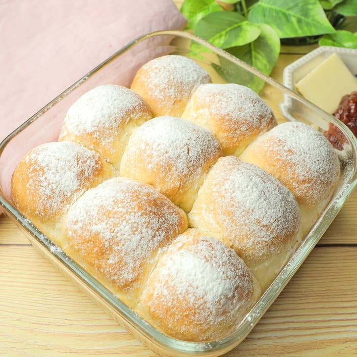 ガラスの器に入った焼きたてのパンがテーブルに置かれている。