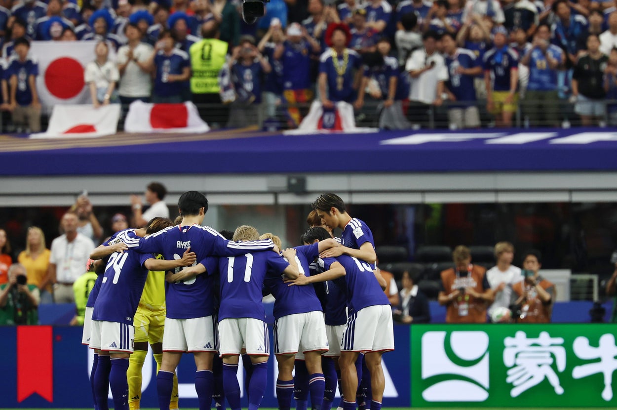 Ｗ杯サッカー／試合前に円陣を組む日本の選手１次リーグ・オランダ－日本。試合開始前に円陣を組む日本の選手＝１４日、アメリカ・ダラス（時事）