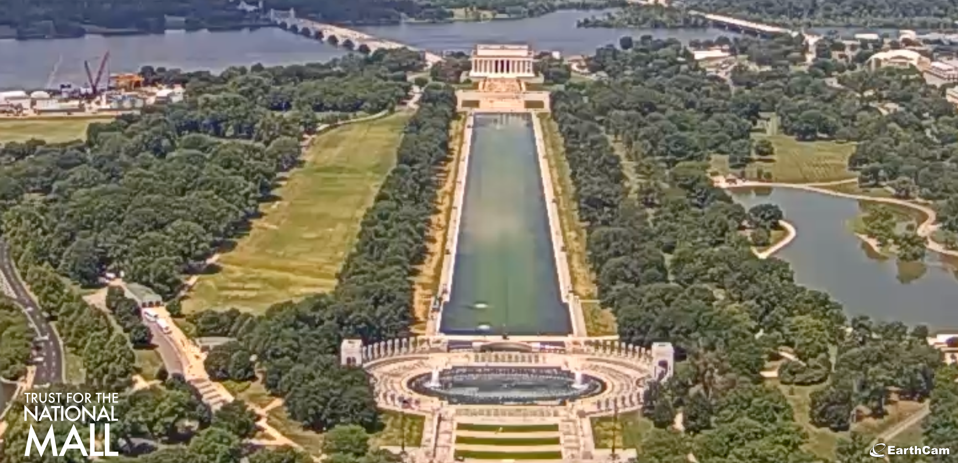 Aerial presumption of the Lincoln Memorial and Reflecting Pool, with surrounding greenery and roads connected the National Mall, Washington, D.C