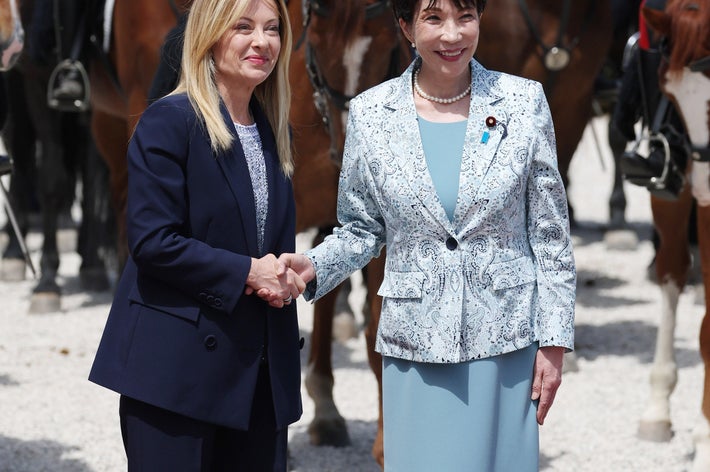 日伊首脳会談／握手する高市首相とメローニ首相ドーリア・パンフィーリ邸での歓迎式典で、握手する高市早苗首相（右）とイタリアのジョルジャ・メローニ首相＝１５日、イタリア・ローマ［代表撮影］（時事）