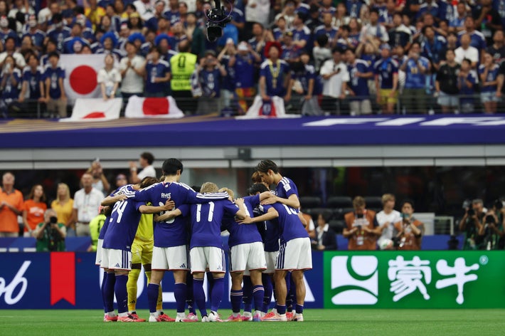 1次リーグ・オランダ－日本。試合開始前に円陣を組む日本の選手＝14日、アメリカ・ダラス / 時事