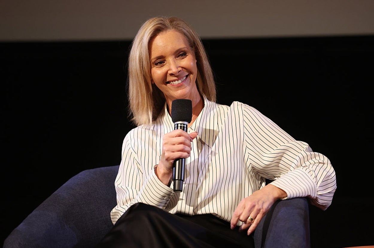 Lisa Kudrow Jokes About "Friends" Audition After Smelly Cat Rendition