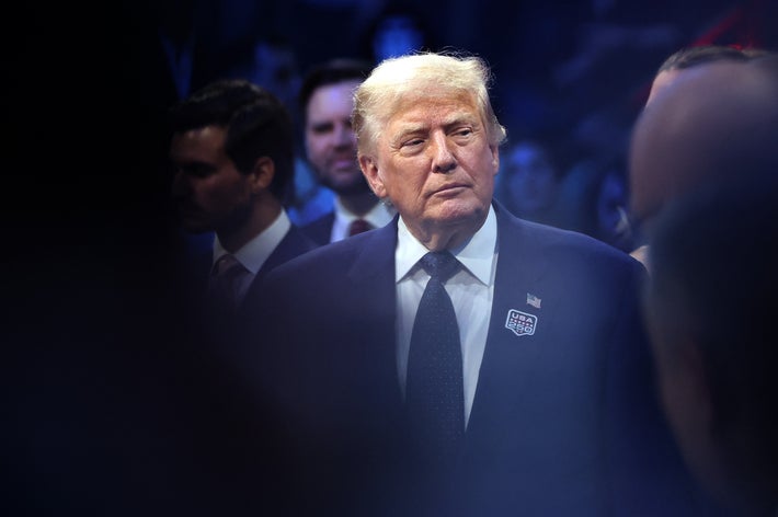 ホワイトハウスで行われた「UFCフリーダム250」の会場に入るドナルド・トランプ米大統領（＝2026年6月14日撮影）/ Chris Graythen / AFP＝時事