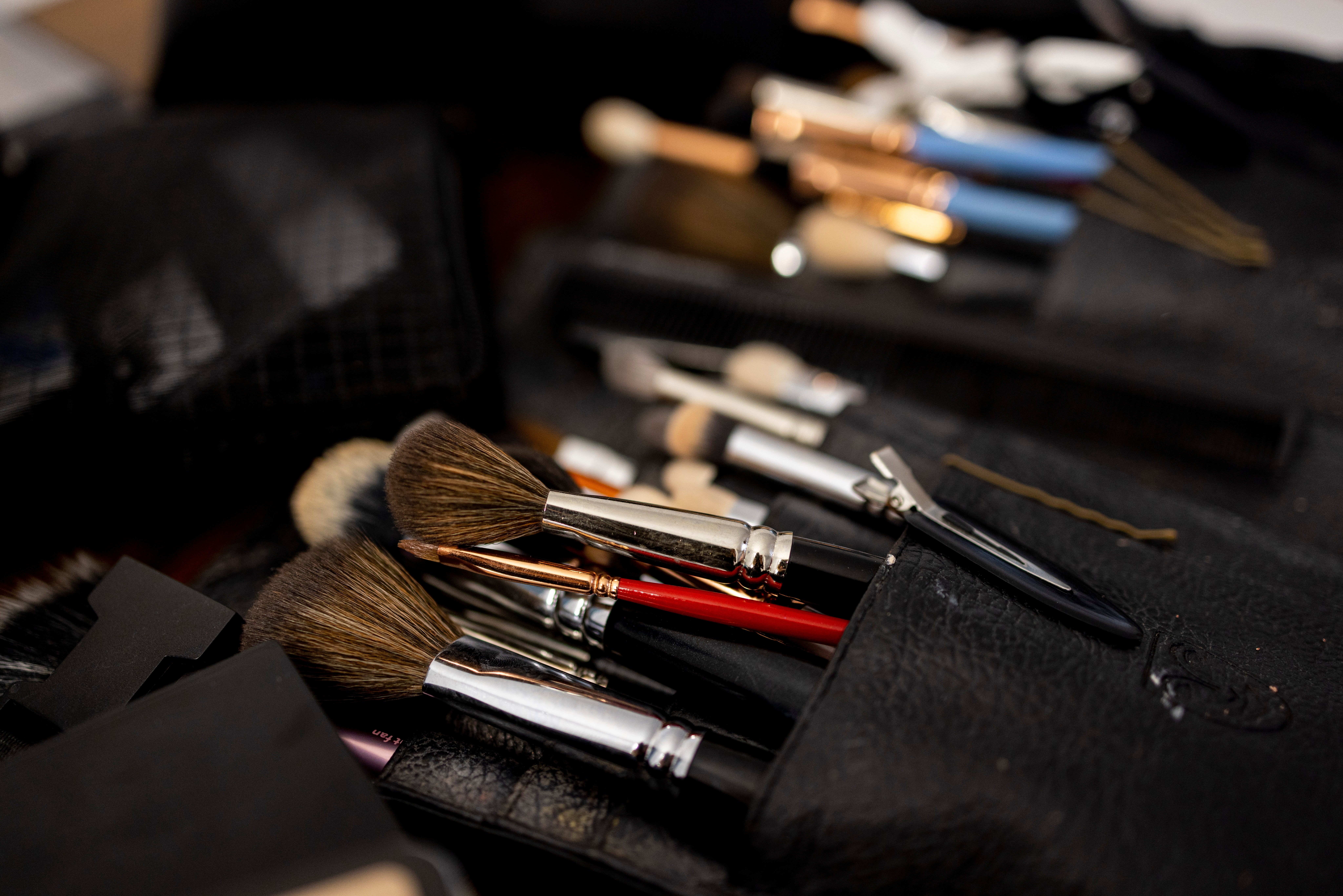 Various constitution brushes lined up successful a carrying case