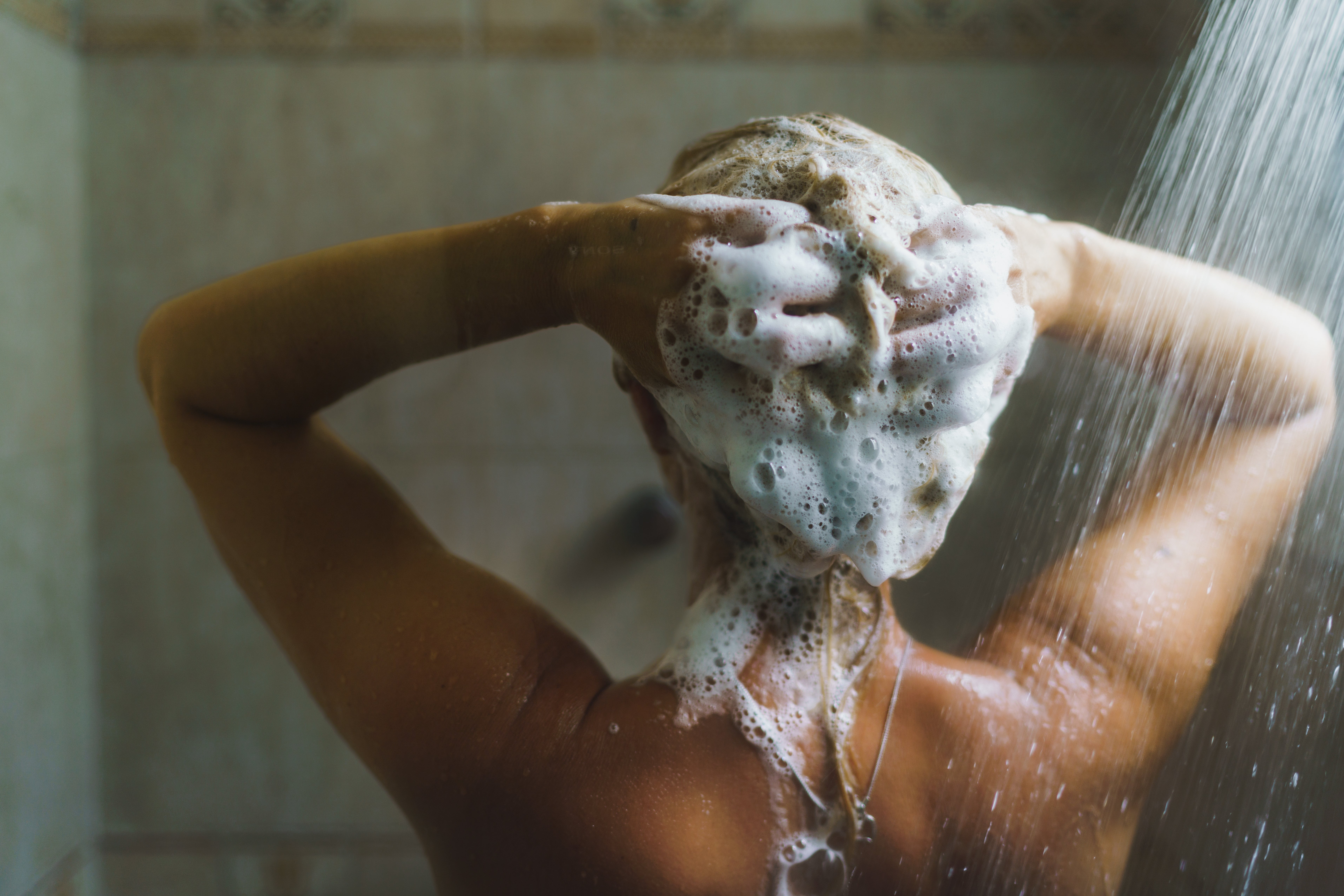 A idiosyncratic washing their hairsbreadth successful the shower