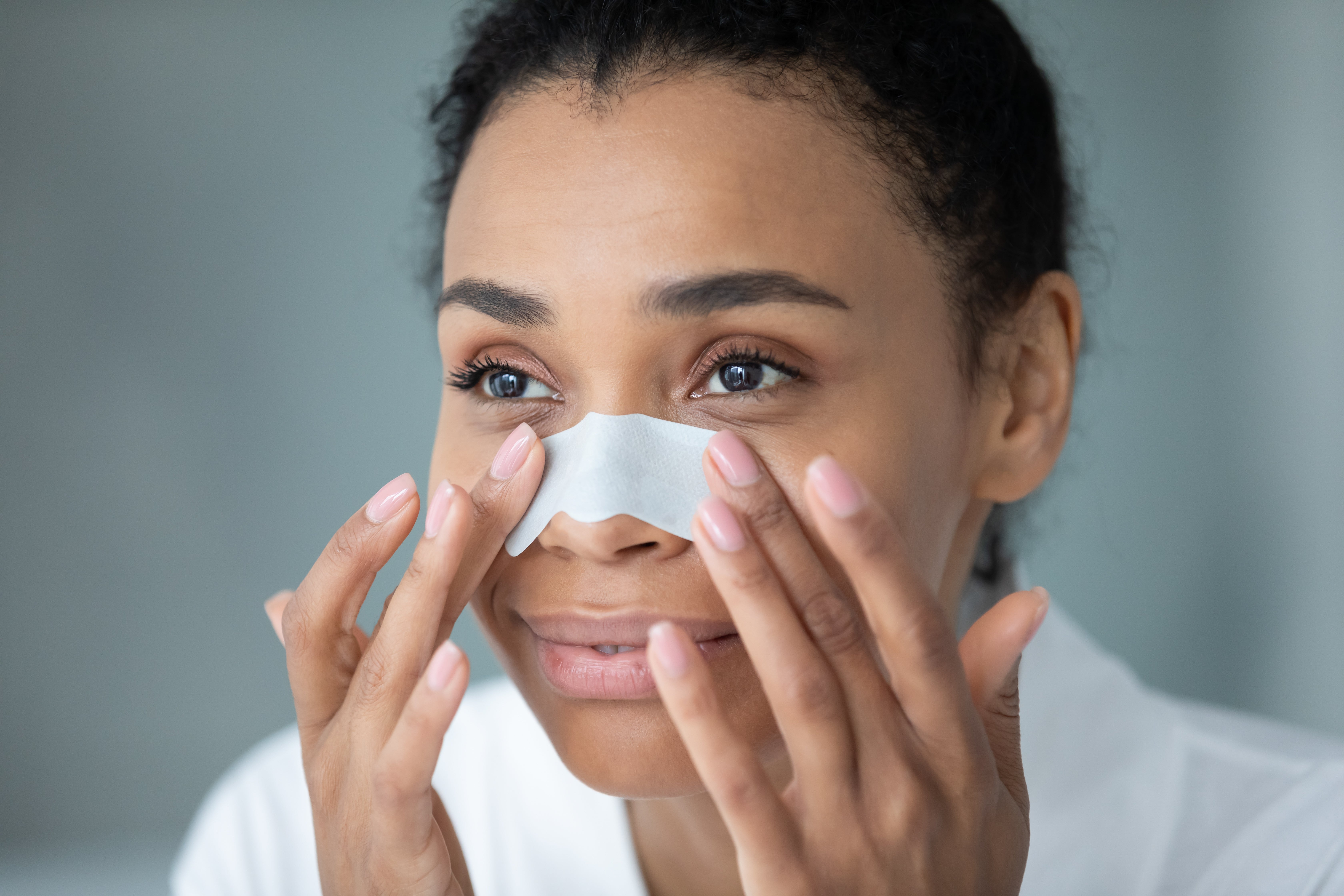 A pistillate applies a pore portion to her nose