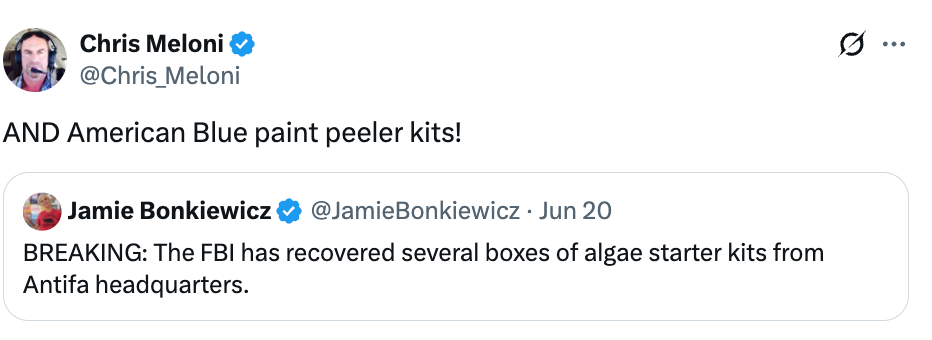 Tweet oleh Chris Meloni merujuk pada tweet Jamie Bonkiewicz tentang FBI yang memulihkan starter kit alga dari markas Antifa