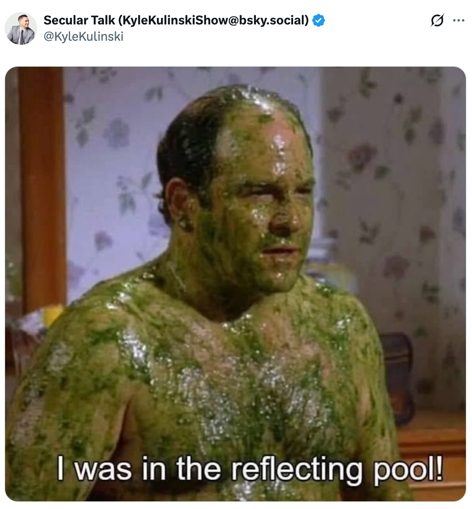 Seorang pria yang berlumuran slime hijau berkata dengan nada bercanda, 