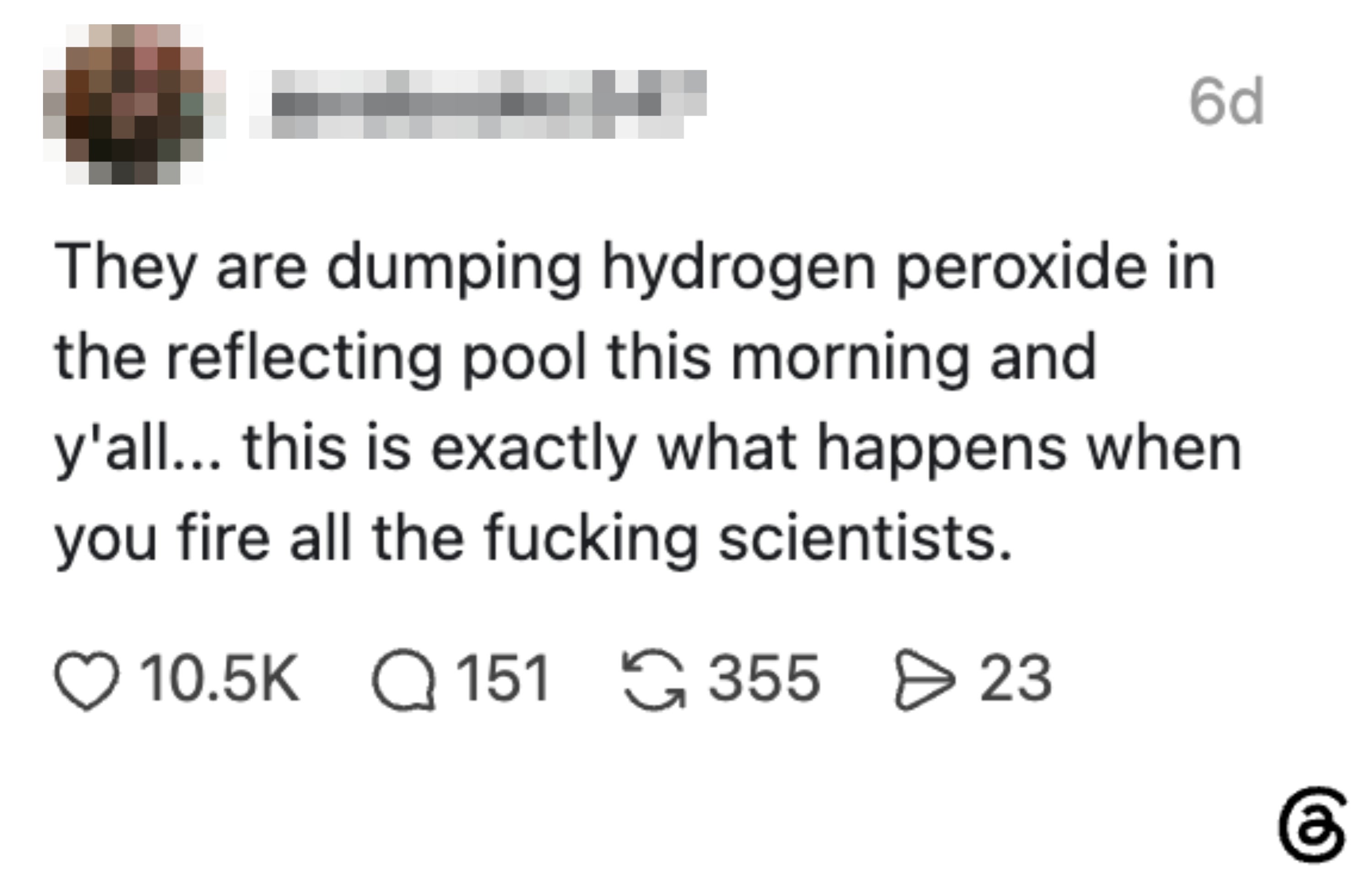 Sosiale medier-innlegg som uttrykker bekymring over hydrogenperoksid i et reflekterende basseng, og knytter problemet til å avskjedige forskere