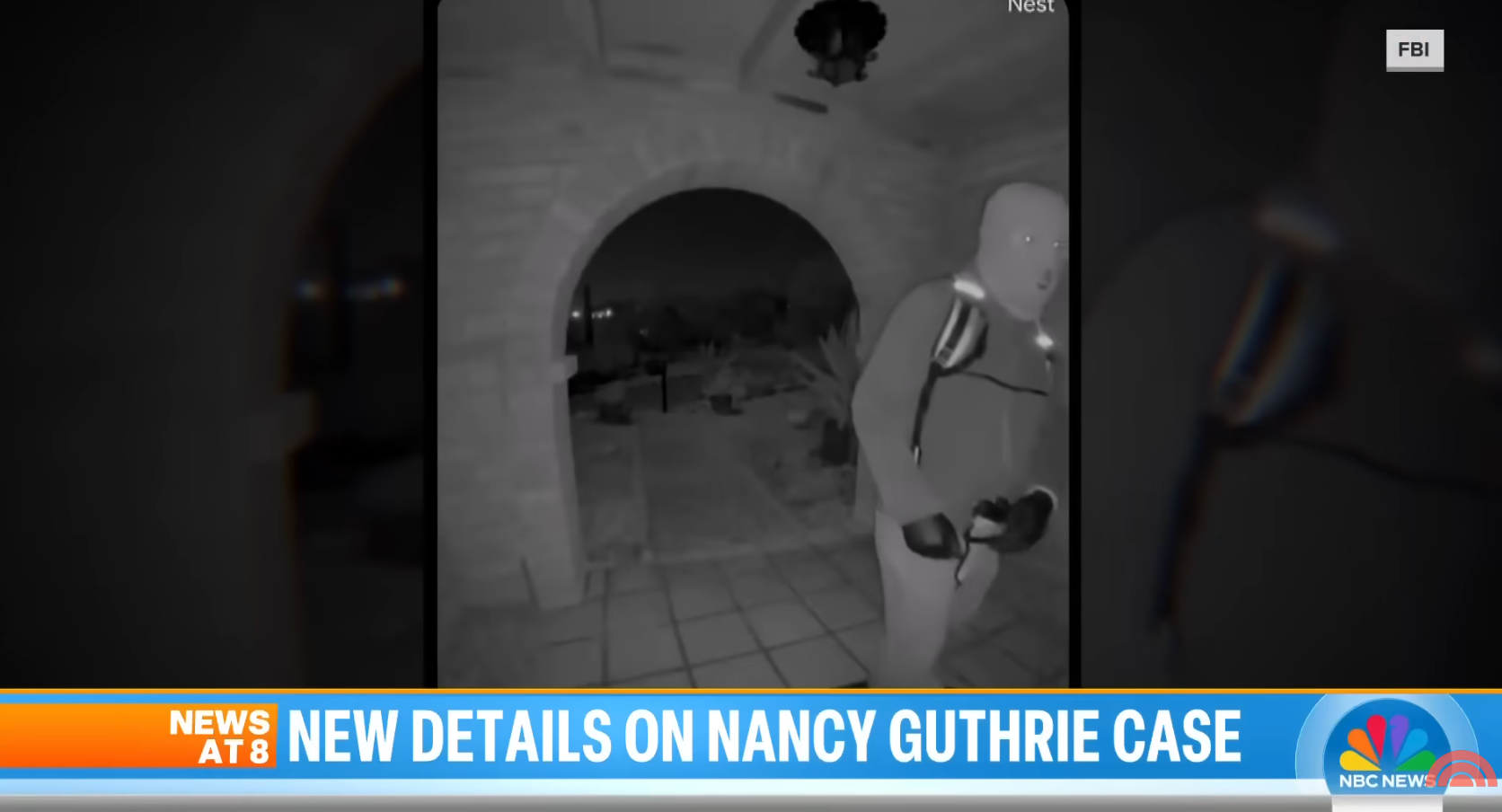Sikkerhetsopptak viser en person ved en døråpning. Nyhetsoverskrift: "Nye detaljer om Nancy Guthrie-saken."