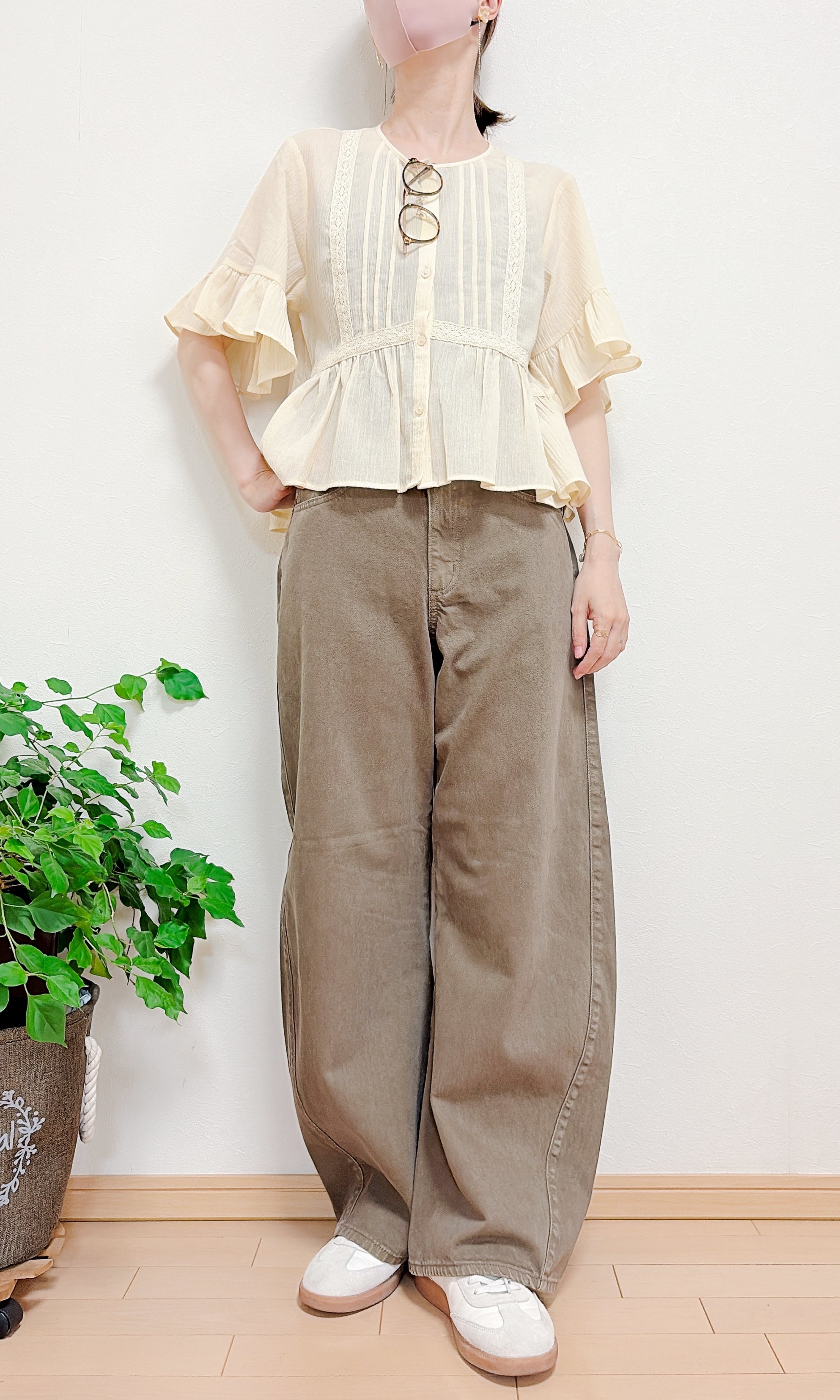 GU（ジーユー）の「レースフリルブラウス（半袖）」身長162cm女性でMサイズを着用。バレルジーンズやスニーカーと合わせたコーディネート。