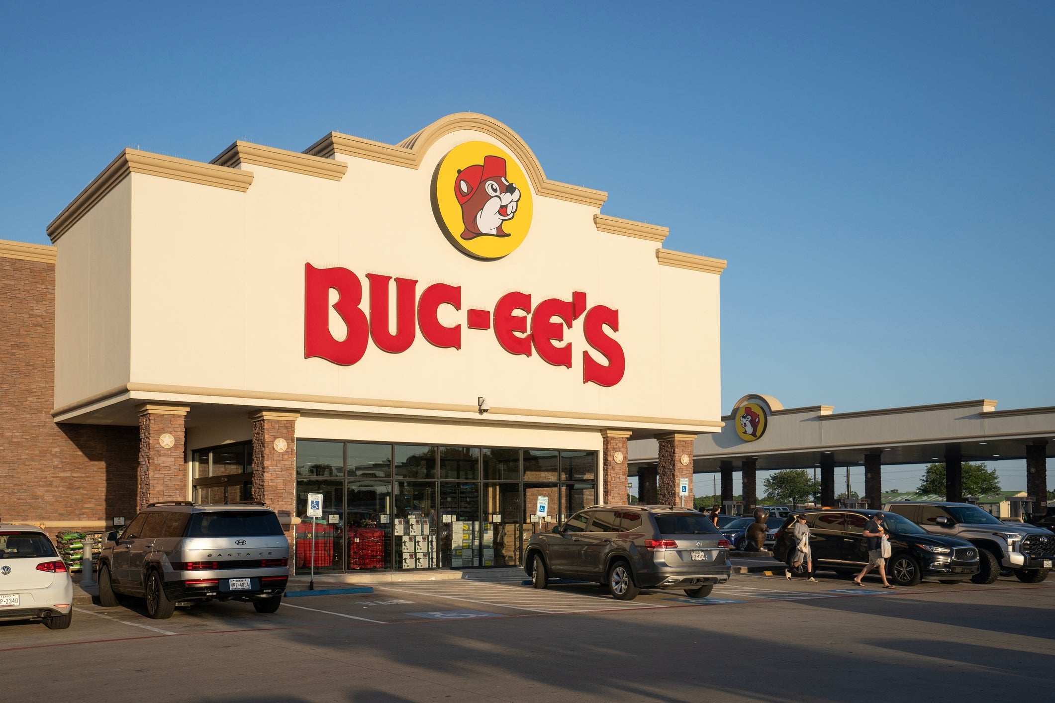 Buc-ee's store   exterior with parked cars