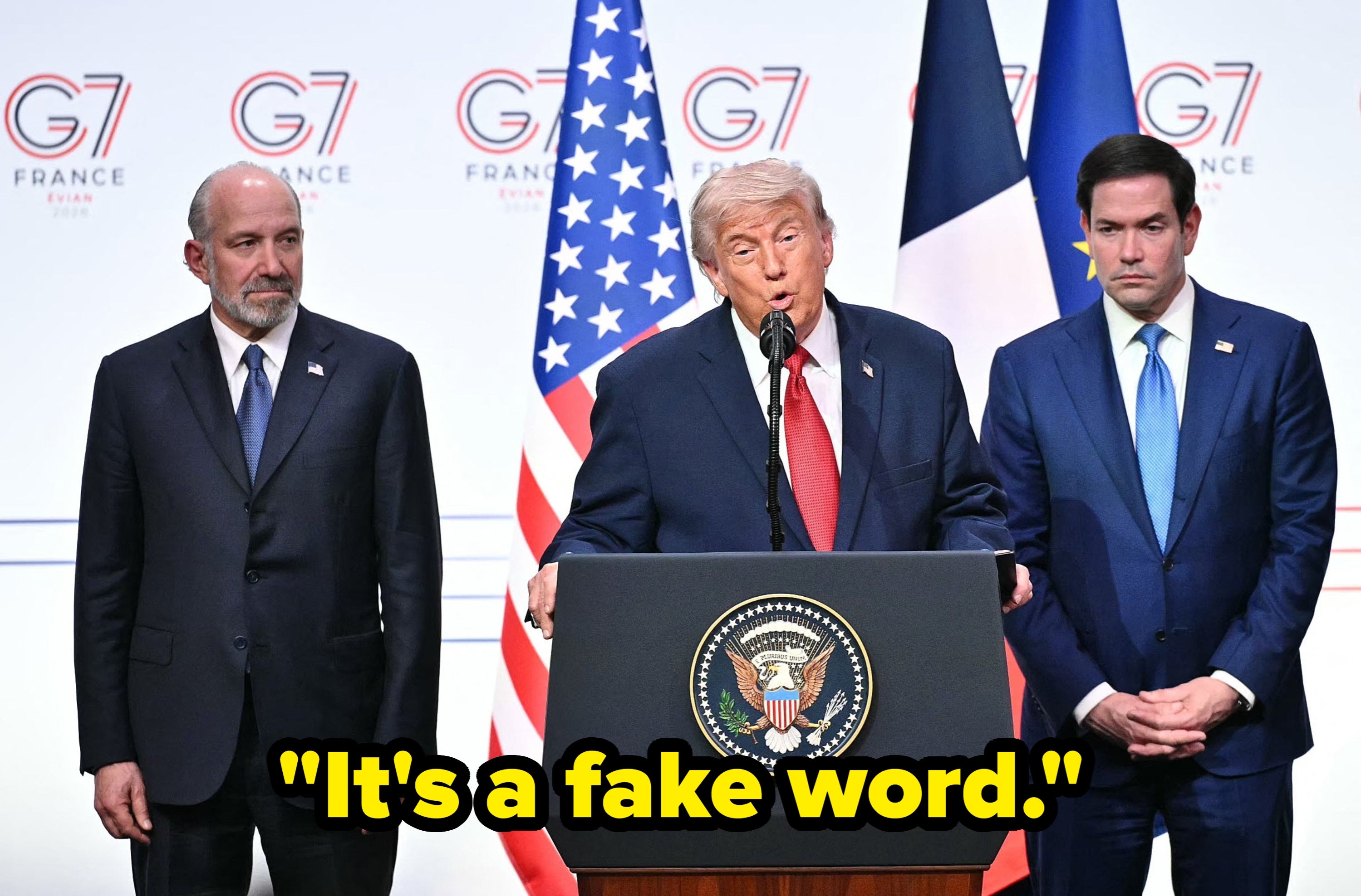 Tre personer står ved et podium under en pressekonferanse, med G7-bannere i bakgrunnen