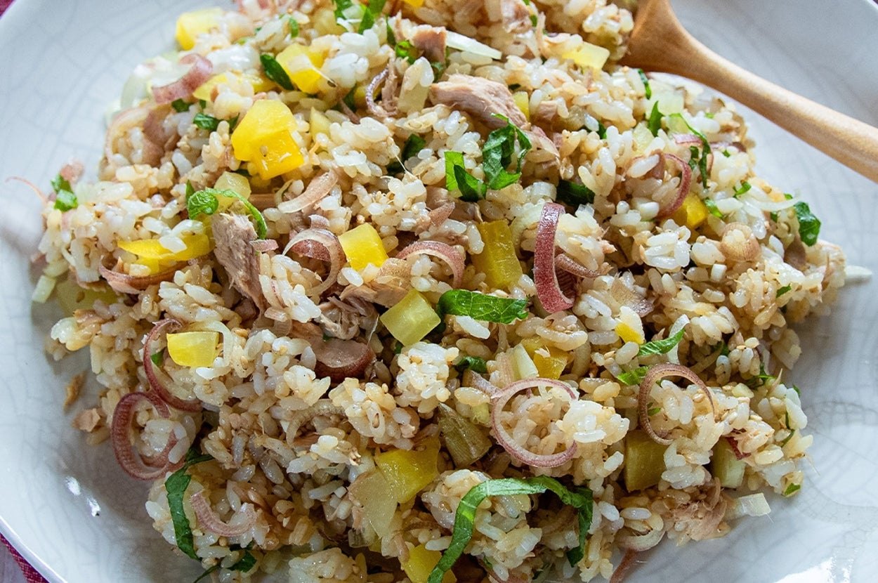 お皿に盛られた混ぜご飯。スプーンが添えられている。