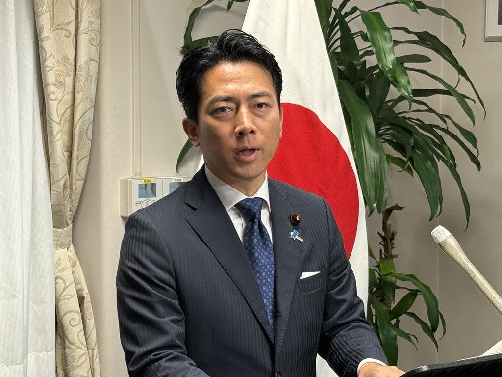 何とも微笑ましい」小泉進次郎氏、自衛隊のかわいい見学者にほっこり