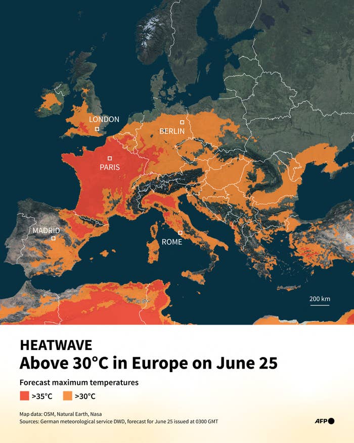 Map showing forecasted heatwave supra  30°C crossed  Europe, highlighting areas similar  Paris, Berlin, and Rome connected  June 25