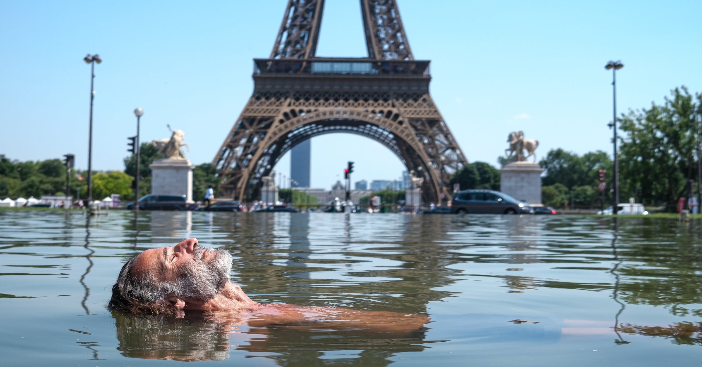 France Is Experiencing Record-Breaking Heat, And These 30 Photos Show What It's Like In Paris Right Now