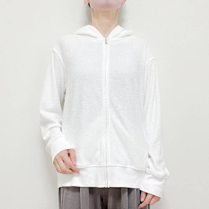 無印良品の「婦人 着るタオル 両面パイル 長袖ジップパーカー」身長162cm女性でMサイズを着用。