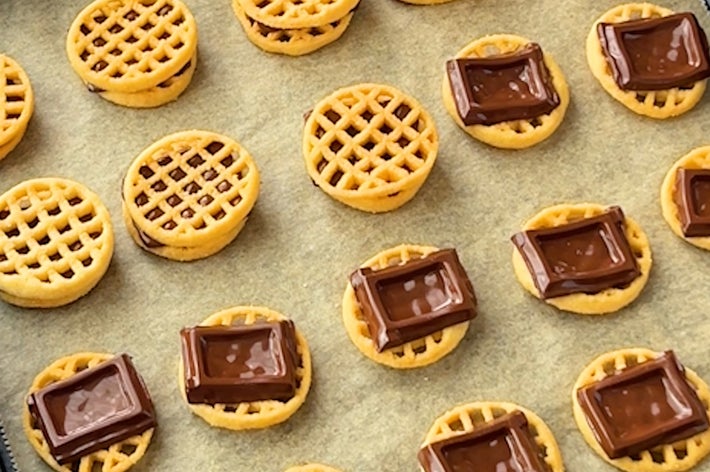 フライパンに並べられたクッキーとチョコレートが焼かれる前の様子。