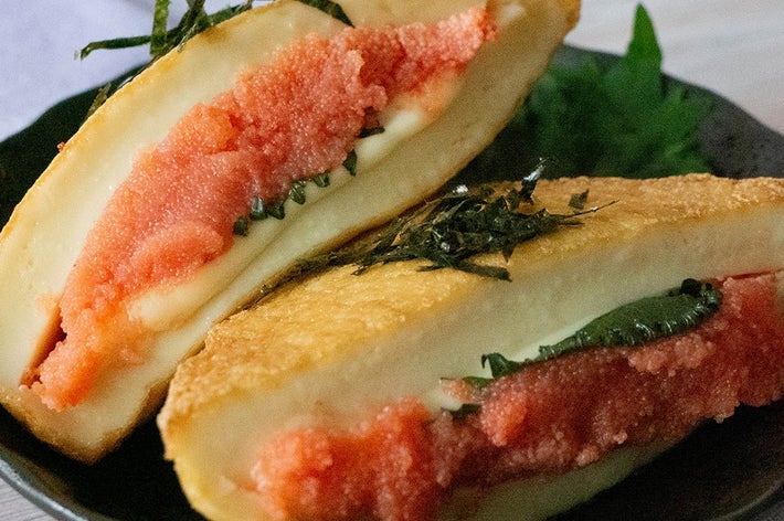皿に盛られた厚揚げの大葉明太チーズ焼き。