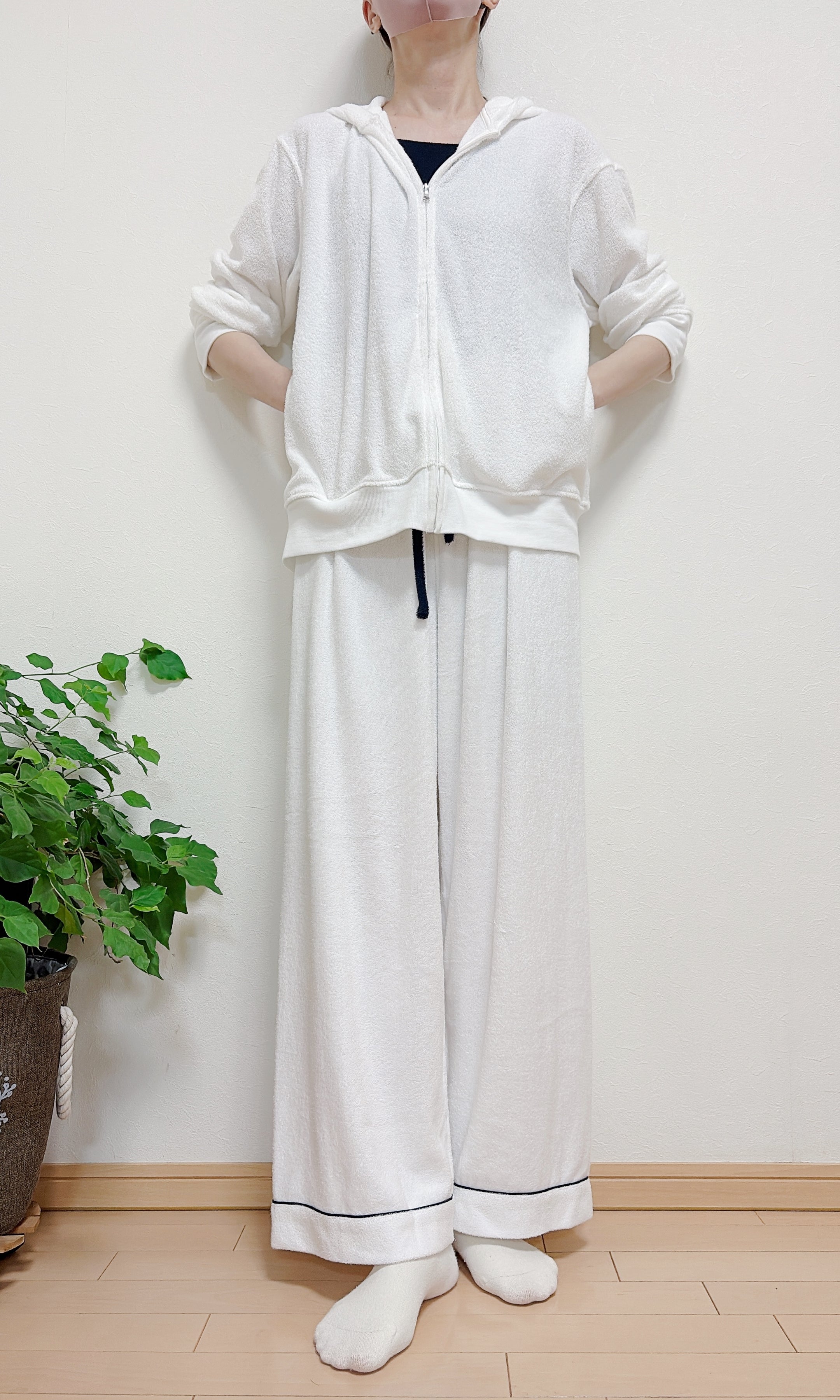 無印良品の「婦人 着るタオル 両面パイル ロングパンツ」身長162cm女性でMサイズを着用。「着るタオル 両面パイル 長袖ジップパーカー」とのセットアップ。