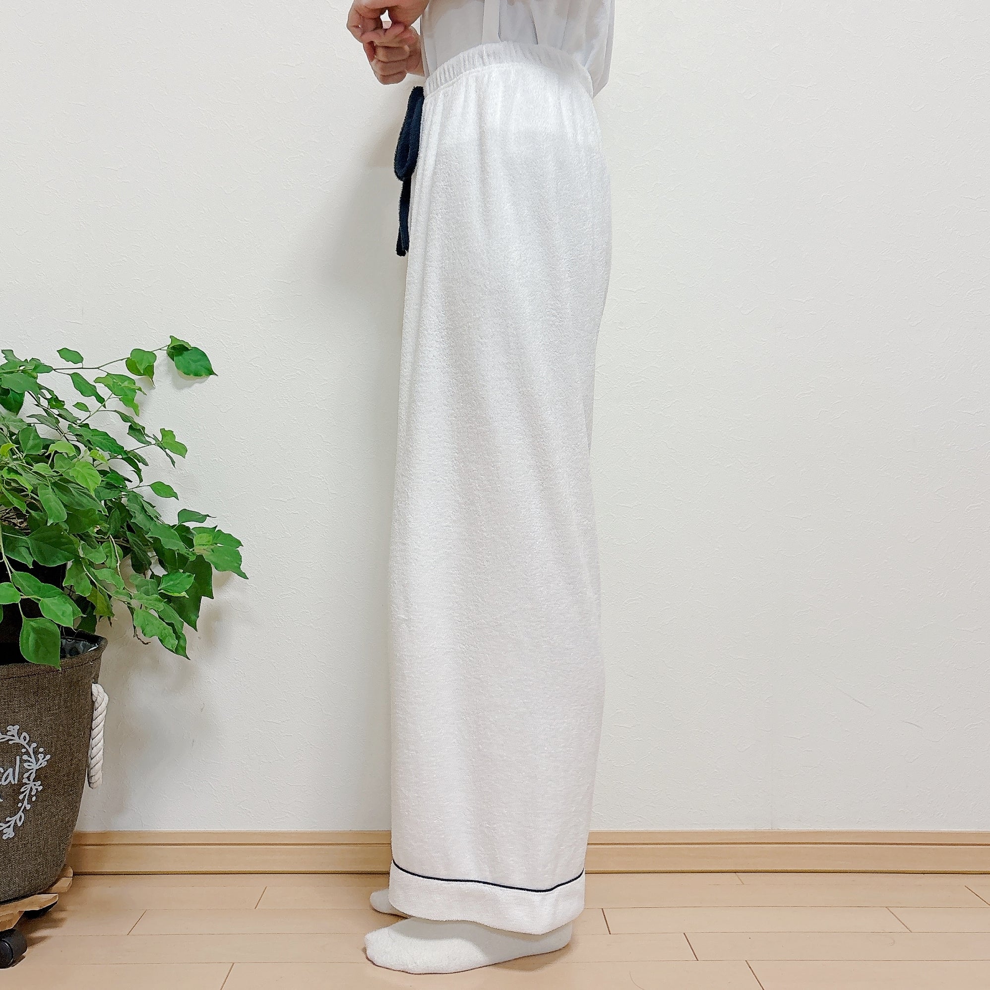 無印良品の「婦人 着るタオル 両面パイル ロングパンツ」身長162cm女性でMサイズを着用。横を向いて立っている様子。