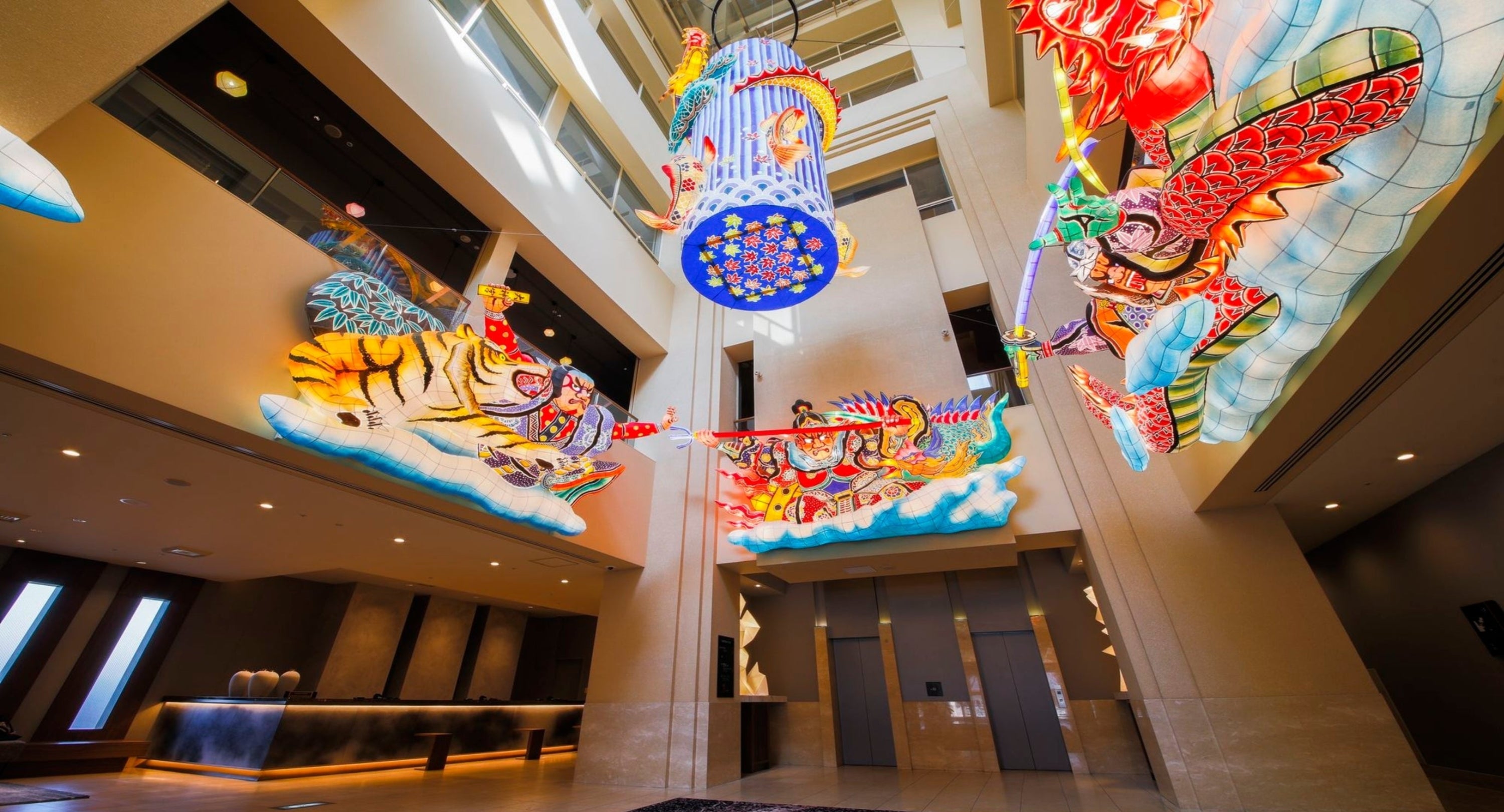 展示されている色鮮やかなねぶた祭りの灯籠が飾られたアートホテル青森のロビーの風景