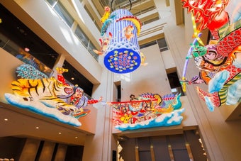 展示されている色鮮やかなねぶた祭りの灯籠が飾られたアートホテル青森のロビーの風景