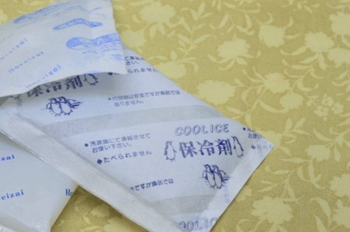 保冷剤が黄色い背景の上に置かれている。