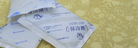 保冷剤が黄色い背景の上に置かれている。
