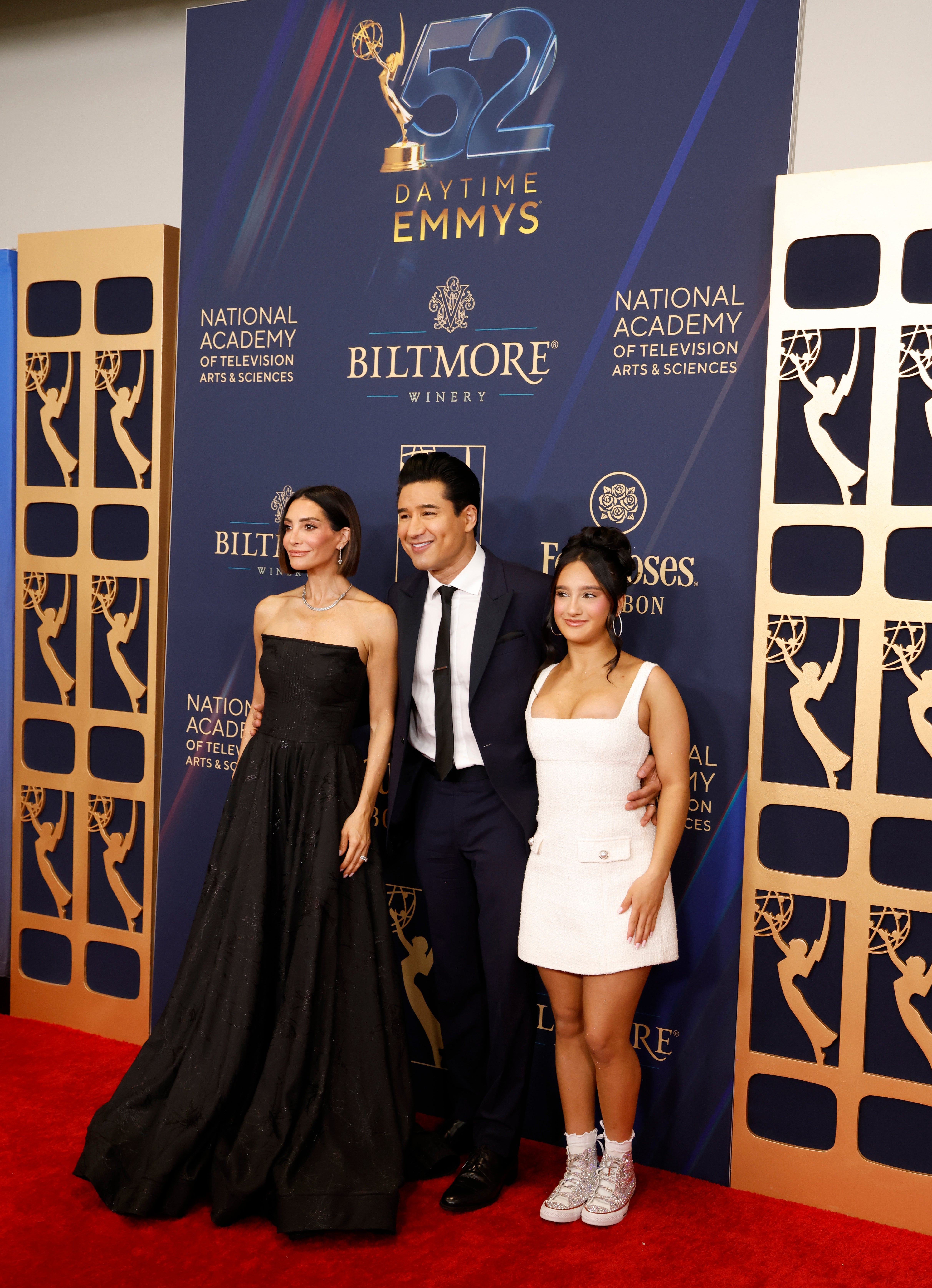 Courtney Lopez, Mario Lopez og Gia Lopez på den røde løperen på Daytime Emmys