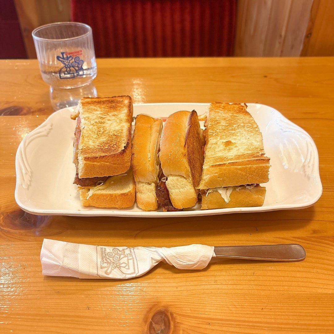 コメダ珈琲店の「タンドリーチキンホットサンド」の全体的な様子。