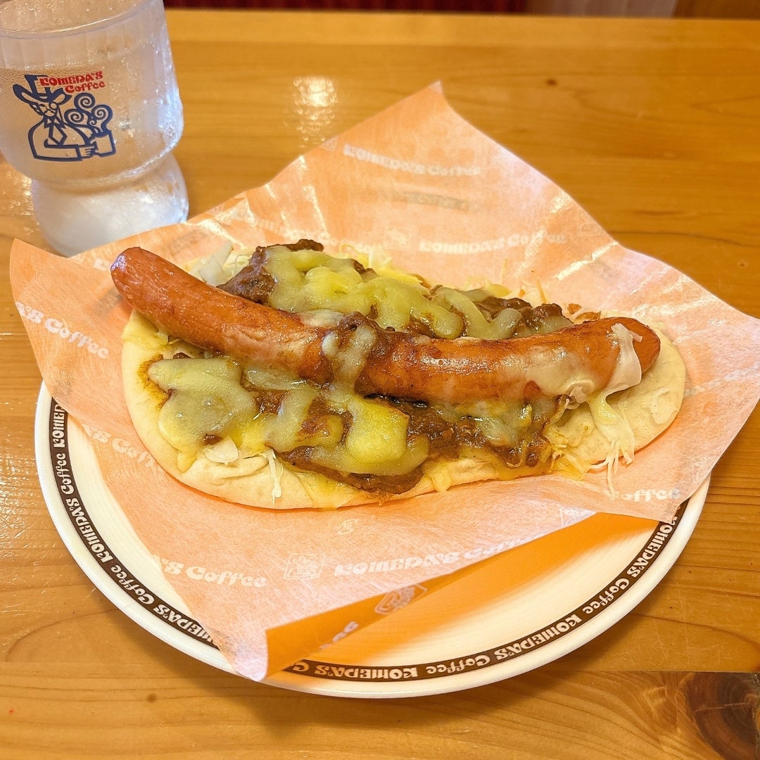 コメダ珈琲店の「カリーナンドッグ」の全体的な様子。
