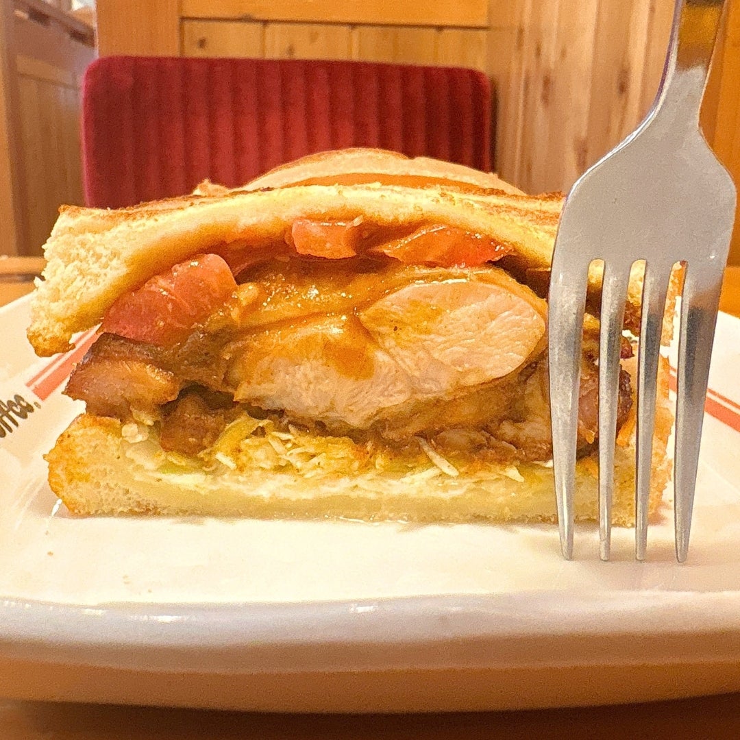 コメダ珈琲店の「タンドリーチキンホットサンド」を横からみた様子。