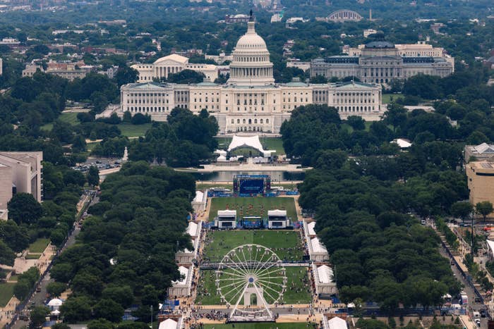 Pemandangan udara National Mall di Washington, DC, dengan US Capitol di latar belakang dan bianglala di latar depan