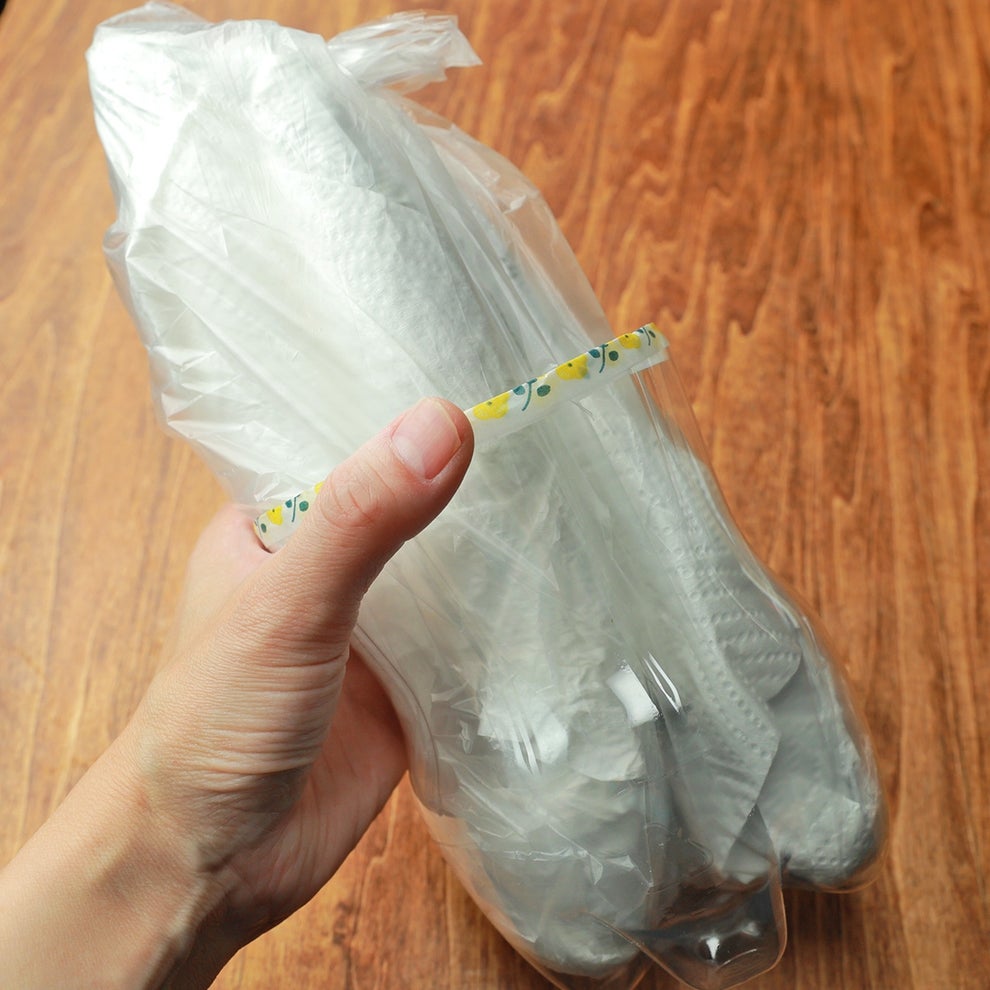 プラスチックのカトラリーセットを手で持っている様子。