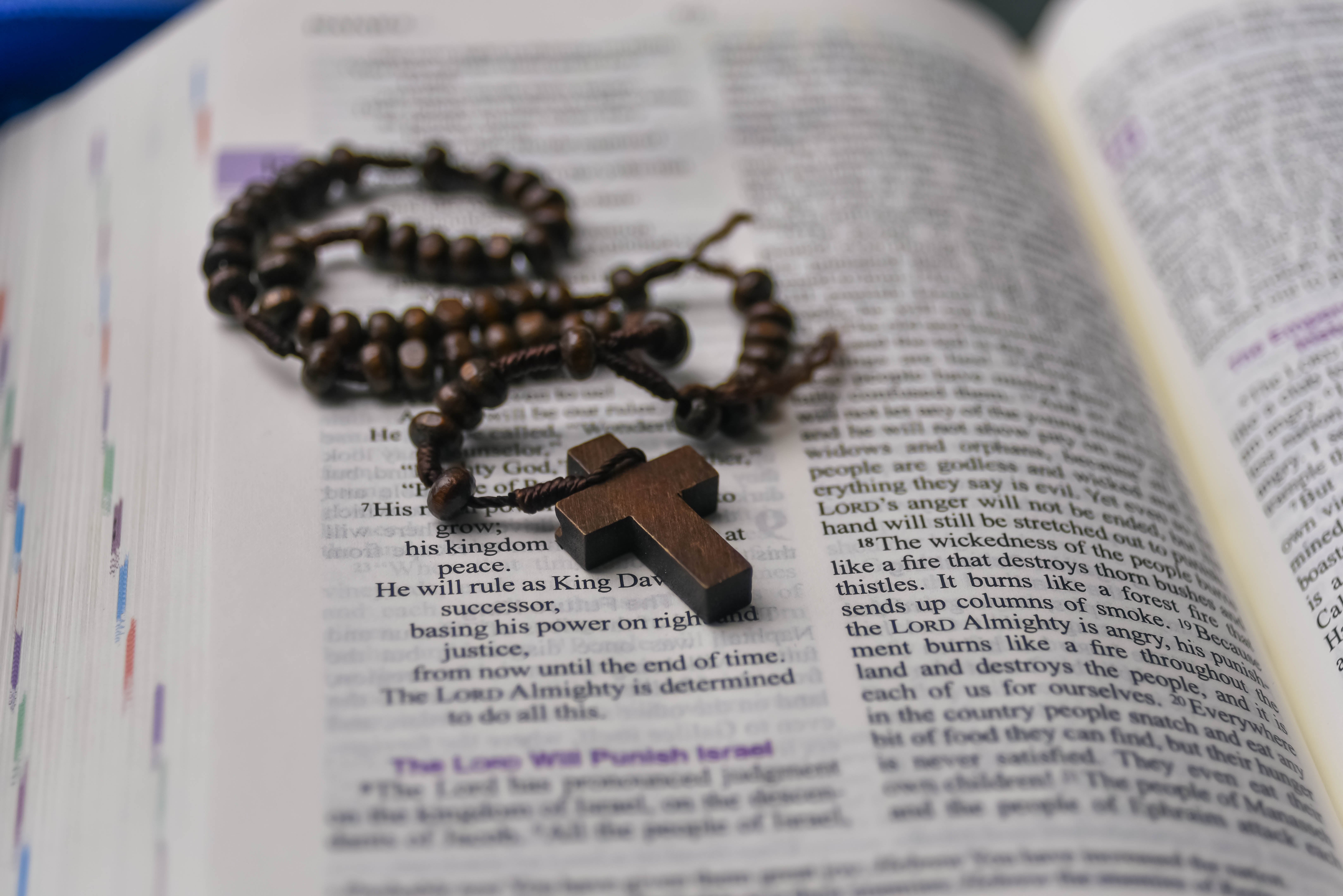 Åpne Bibelen med en rosenkrans lagt over sidene, fremhever religiøs tekst